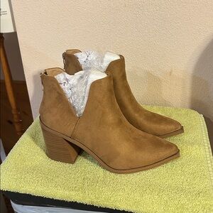 NEW Fisace Tan Ankle Boots - Women’s Size 7 1/2